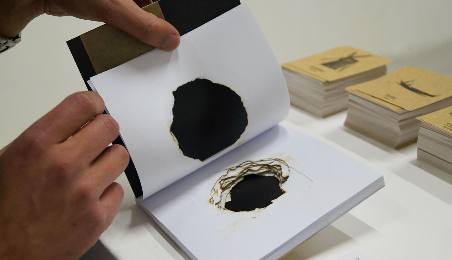 Livre brulé pour "Disapear"